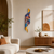 Reloj de pared con diseño floral abstracto, borde dorado y varilla colgante con péndulo