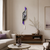 Reloj de pared con esfera de plumas en blanco y negro, detalle morado y números blancos