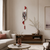 "Reloj de pared en el salón con esfera blanca, detalles rojos y diseño negro"
