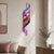 Reloj de pared en vista lateral con motivo de onda de colores, péndulo violeta y números blancos