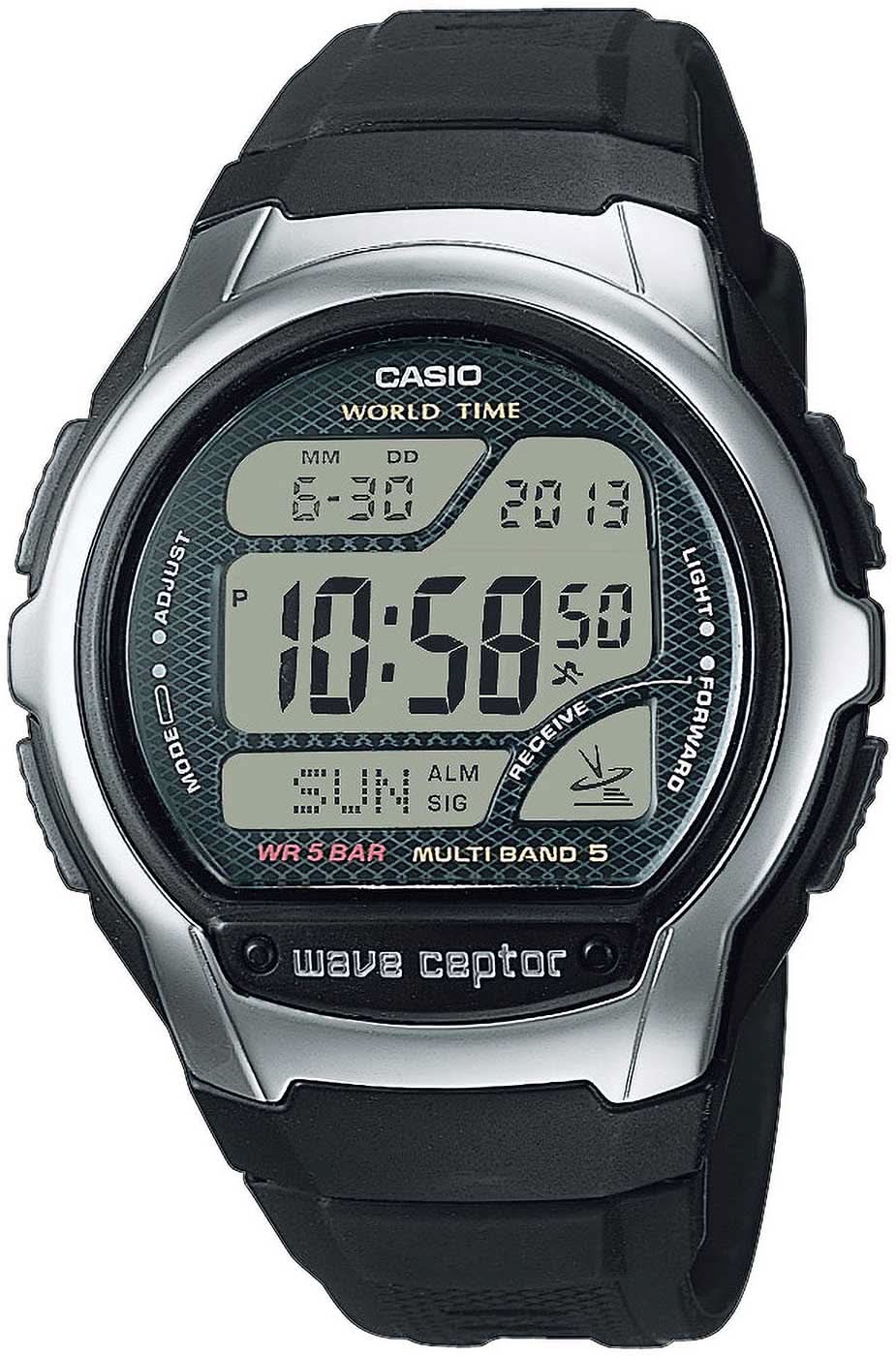 Reloj Casio con brazalete de radio, pantalla digital, caja redonda plateada y correa de caucho negra