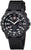 Reloj de hombre vista frontal: esfera negra, números y correa textil negra