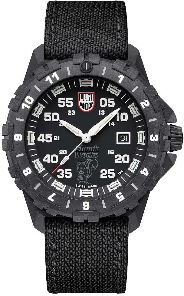 Reloj de hombre con esfera negra y correa textil negra, marcadores luminosos distintivos