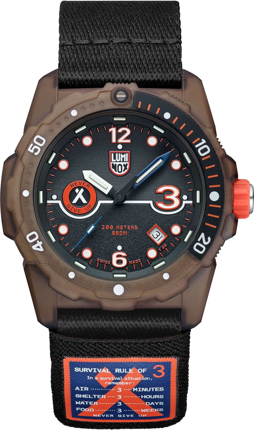 Reloj de hombre con caja redonda marrón, correa negra y esfera negra, detalles naranjas