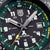 Primer plano de la esfera: marcadores verdes, logotipo "LUMINOX" y ventana de fecha