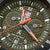 Detalle de reloj para hombre: esfera degradada en verde con indicación de 200 metros e índices luminosos