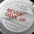 Fondo de caja de reloj de hombre con grabado "NEVER GIVE UP" y "Luminox Swiss Made"
