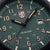 Nahaufnahme de un reloj Luminox para hombre: esfera verde, manecillas luminosas, ventana de fecha a las 3 en punto