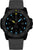 Reloj para hombre con correa de silicona negra, esfera oscura con marcadores luminosos azul y amarillo.