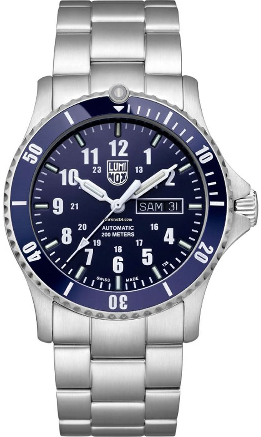 Reloj para hombre con esfera azul, brazalete de acero plateado y bisel estriado