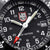 Esfera de reloj deportivo con logo LUMINOX, números blancos, puntos luminosos y visualización de fecha