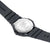 Parte trasera del reloj deportivo con grabado en la tapa metálica y correa de caucho negro