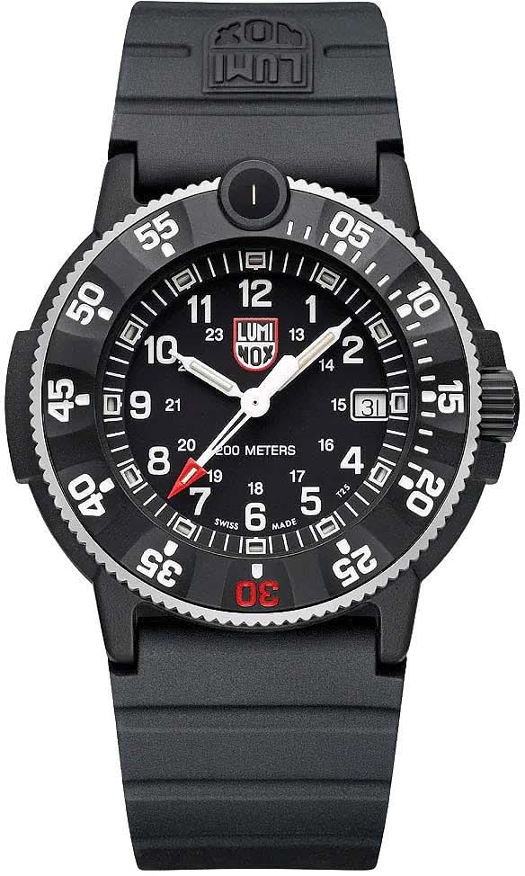 Reloj deportivo con esfera negra, bisel negro, correa negra e índices luminosos
