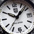 Esfera Luminox con ventana de fecha (3), manecillas negras e índices luminosos