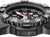 Primer plano de reloj de hombre: bisel con anillo de esfera, manecillas luminosas y segundero rojo.