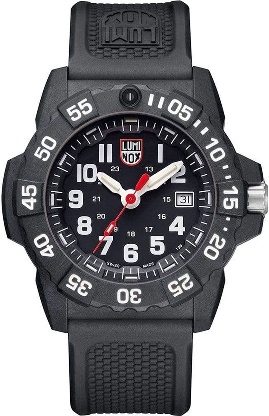 Reloj de hombre con caja negra, esfera negra y correa negra.