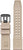 Detalle de reloj de pulsera para hombre: correa beige con agujeros y hebilla de pasador de metal