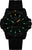 Reloj de hombre con caja negra y esfera negra; marcadores luminosos verdes, fecha "DOM 31".