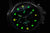 Pulsera para hombre con esfera negra, marcadores verdes luminosos en la oscuridad