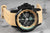 Reloj de pulsera para hombre con esfera negra y correa de silicona beige en detalle