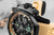 Pulsera para hombre primer plano: esfera negra, silicona beige, protector de corona