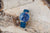 Reloj de hombre con esfera azul y correa azul sobre fondo claro