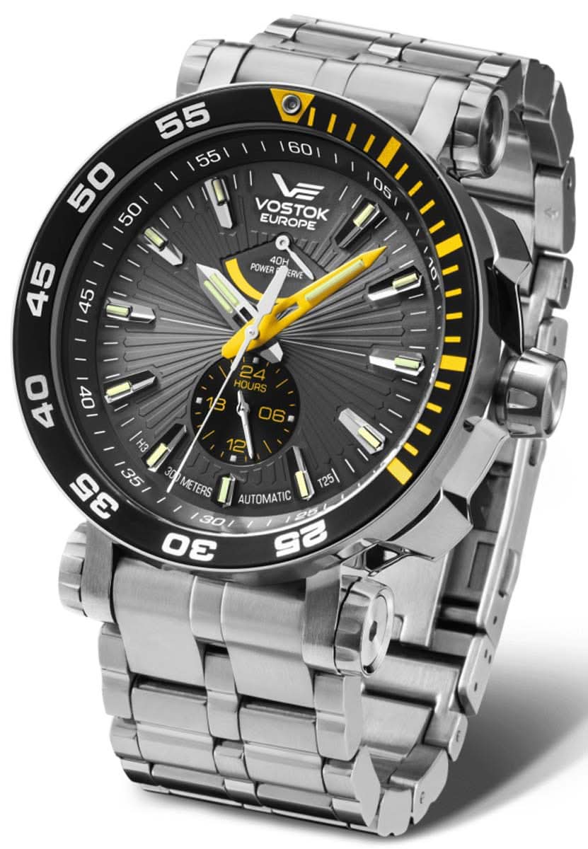 Pulsera de acero inoxidable plateado para hombre con esfera negra y bisel amarillo.