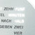 Nahaufnahme der LED-Wortanzeige mit Text „ZEHN FÜNF“ auf Metallfront