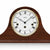 Tischuhr-Zifferblatt im Detail: AMS-Logo, römische Zahlen und Zeiger, Holzgehäuse