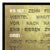 Nahaufnahme Wanduhr mit LED-Wortanzeige, antikes Messing-Panel, schwarzer Rahmen, Ausschnitt