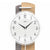 Reloj de pared radio control en detalle: esfera blanca, carcasa de madera con inserción gris, péndulo