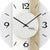 Wanduhr-Ziffernblatt mit großen schwarzen Zahlen, schwarzen Zeigern und Holzakzent