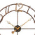 Wanduhr-Detail mit schwarzem Zifferblatt, Zeigern und arabischen Ziffern im braunen Rahmen