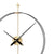 Wanduhr-Nahansicht mit schwarzem Ring, goldener Mittelplatte und kreuzenden schwarzen Zeigern