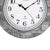 Nahaufnahme Wanduhr: weißes Ziffernblatt, schwarze Zeiger, „RADIO CONTROLLED“-Logo.