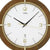 Nahansicht Funk-Wanduhr: weißes Zifferblatt, goldene Zahlen, schwarze und goldene Zeiger
