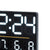 Närbild av en svart digital klocka med LED-display som visar tid, temperatur och luftfuktighet.