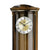 Wanduhr-Zifferblatt mit AMS-Logo, goldfarbenem Pendel und römischen Stundenmarken