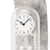 Nahansicht Wanduhr mit weißem Ziffernblatt, römischen Zahlen und Pendel-Dekor