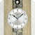 Wanduhr-Zifferblatt mit schwarzen Zeigern, „AMS.“-Schriftzug und Holzrahmen
