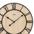 Detail der Wanduhr: Holzoptik-Zifferblatt, schwarze römische Ziffern und Zeiger