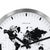 Primer plano de reloj de pared: marco plateado, esfera blanca con mapa del mundo negro