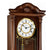 Esfera de reloj de pared con números romanos, borde dorado y mecanismo visible