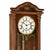 "Reloj de pared de madera con esfera de números romanos y péndulo dorado."