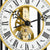 Primer plano del mecanismo del reloj con engranajes dorados y números romanos