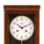 Esfera de reloj de pared en marco de madera con números romanos y manecillas negras