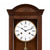 Reloj de pared de madera con esfera grande, números romanos y varilla de péndulo dorada