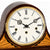 "Reloj de mesa de madera con vista frontal: esfera blanca, números romanos, marco dorado"