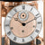 Esfera de reloj de mesa bajo cúpula de cristal, números romanos y círculo interior detallado