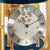 Primer plano del mecanismo de reloj bajo una campana de cristal con números romanos